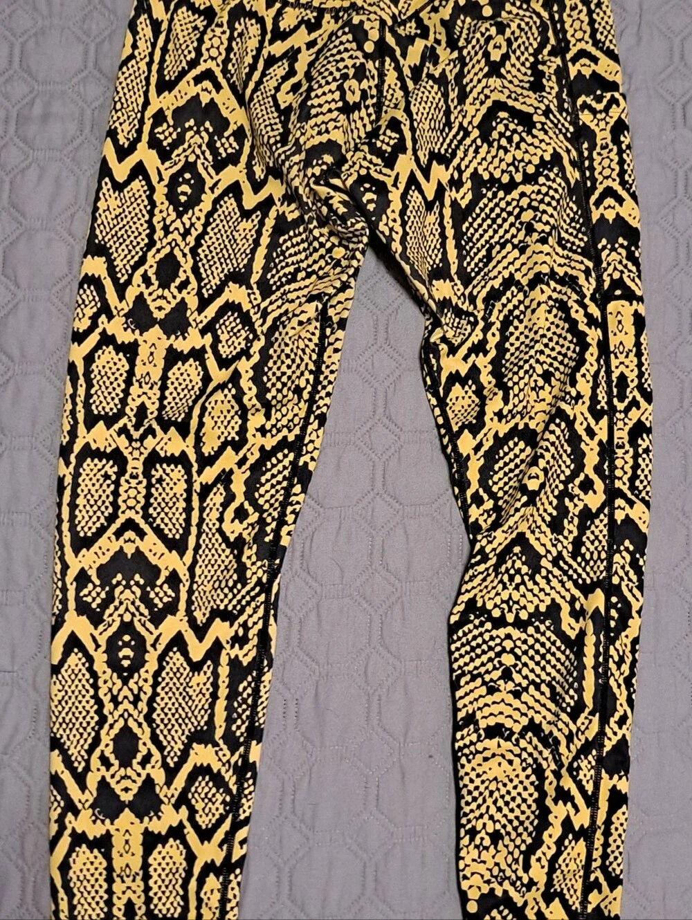 Melt Fit Yellow & Black Snake Print Leggings Sz M